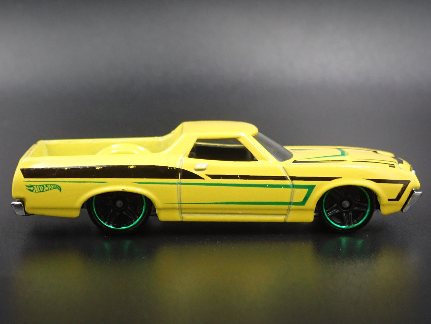 1972 72 FORD RANCHERO PICKUP TRUCK YELLOW 1:64 SCALE DIORAMA DIECAST MODEL CAR