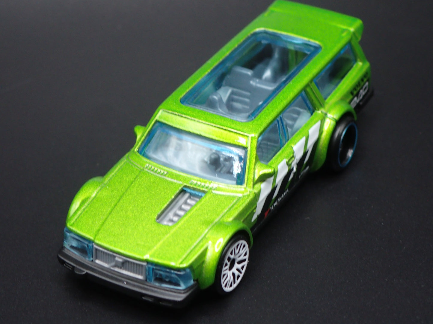 VOLVO 240 DRIFT STATION WAGON 1:64 SCALE COLLECTIBLE DIORAMA DIECAST MODEL CAR