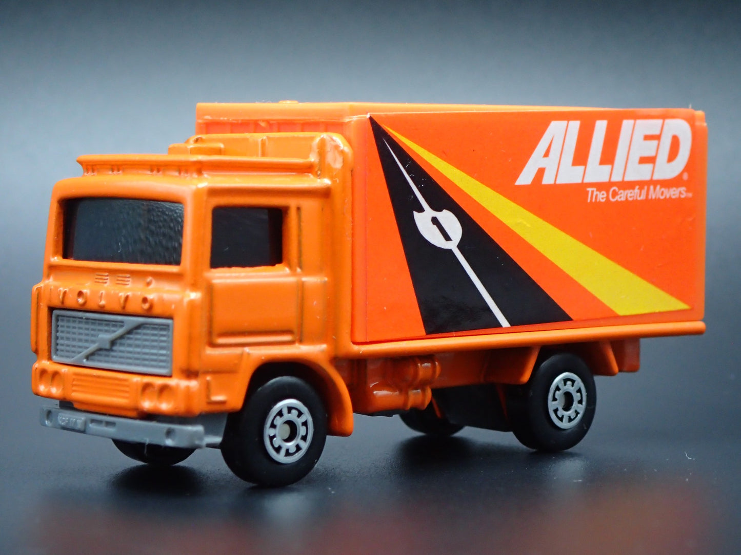 VOLVO CONTAINER TRUCK ALLIED ORANGE 1:64 MB SCALE DIORAMA DIECAST MODEL CAR