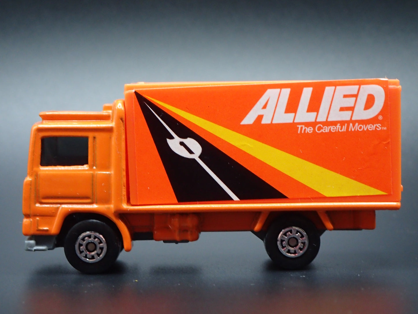 VOLVO CONTAINER TRUCK ALLIED ORANGE 1:64 MB SCALE DIORAMA DIECAST MODEL CAR