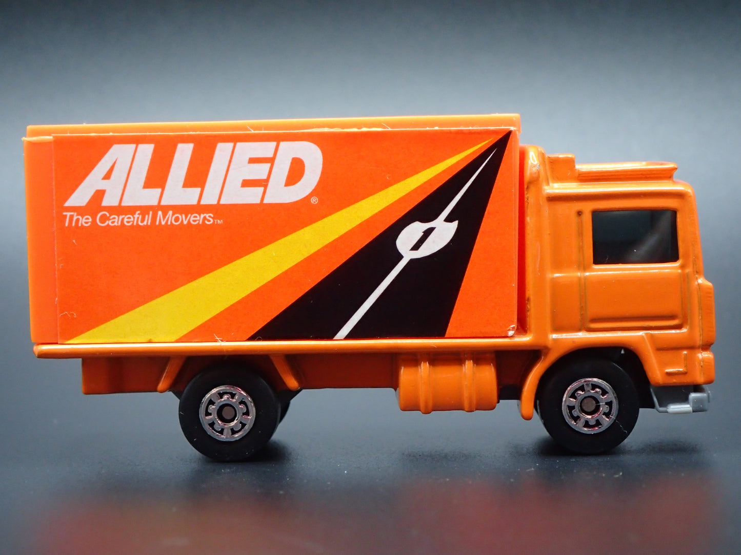 VOLVO CONTAINER TRUCK ALLIED ORANGE 1:64 MB SCALE DIORAMA DIECAST MODEL CAR