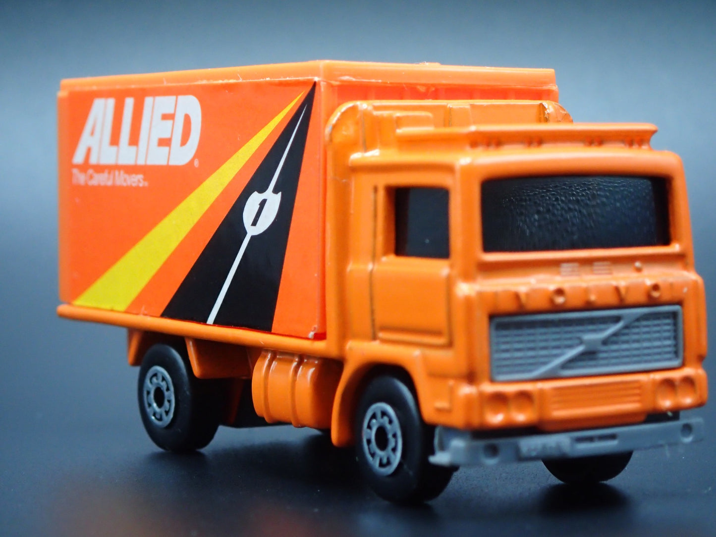 VOLVO CONTAINER TRUCK ALLIED ORANGE 1:64 MB SCALE DIORAMA DIECAST MODEL CAR