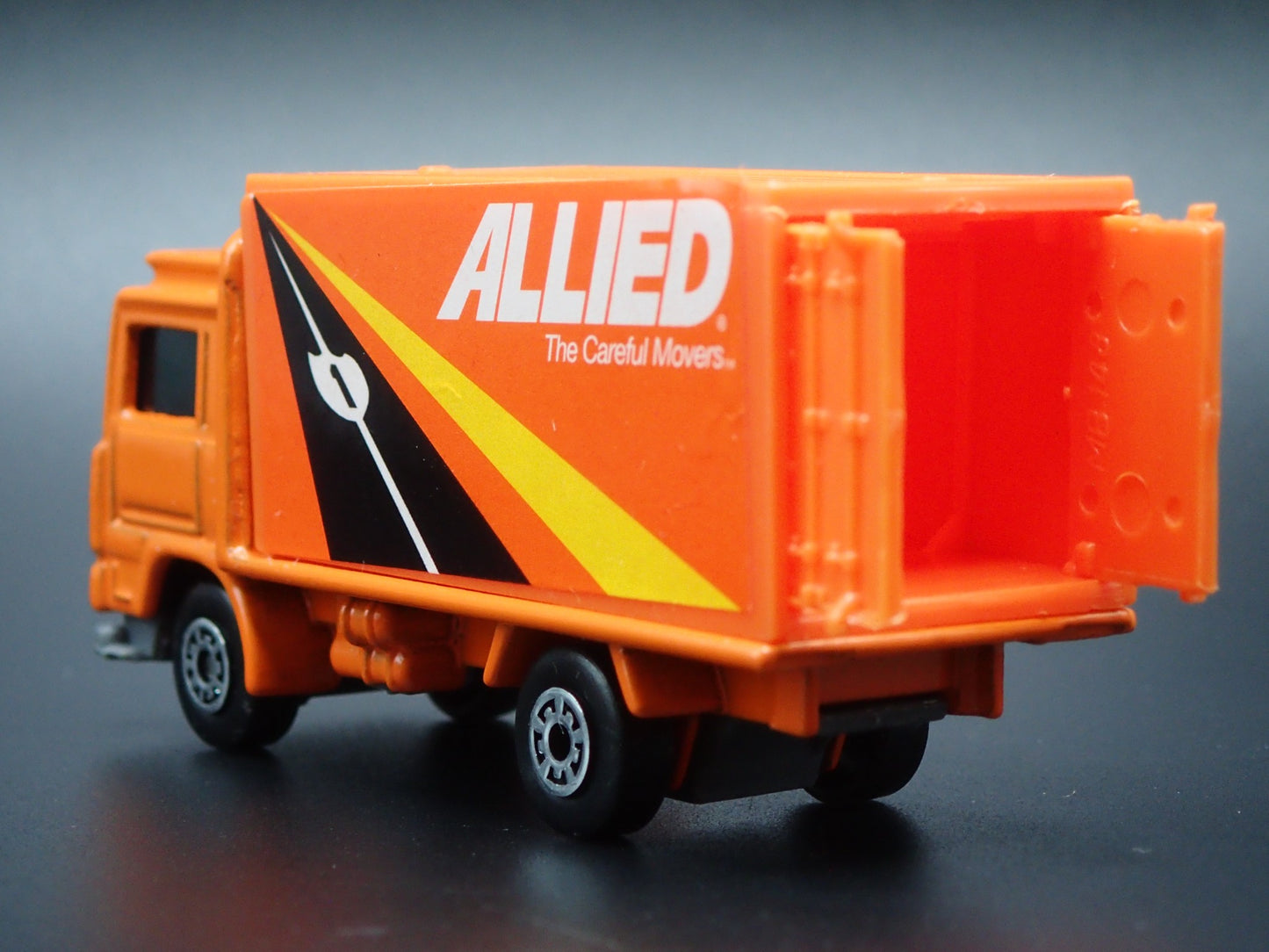 VOLVO CONTAINER TRUCK ALLIED ORANGE 1:64 MB SCALE DIORAMA DIECAST MODEL CAR