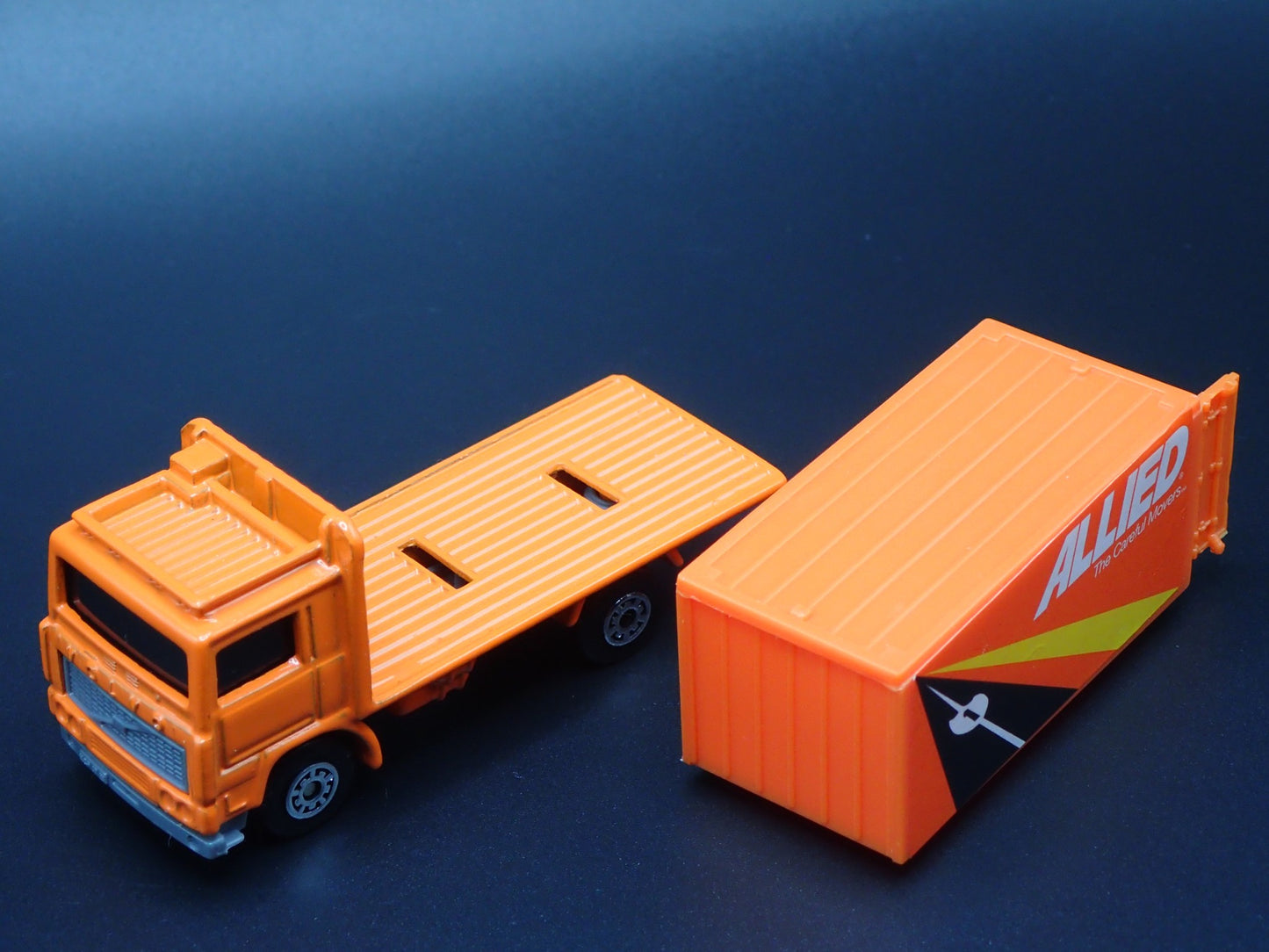 VOLVO CONTAINER TRUCK ALLIED ORANGE 1:64 MB SCALE DIORAMA DIECAST MODEL CAR