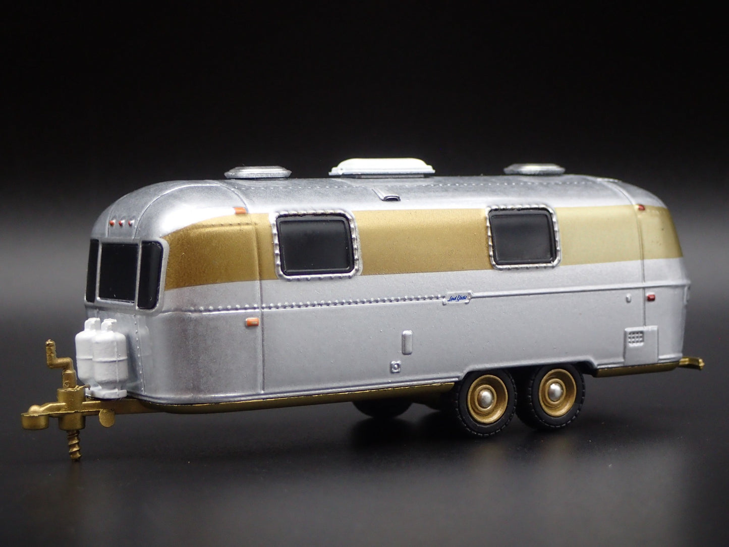 1972 AIRSTREAM LAND YACHT DOUBLE AXLE TRAILER CAMPER  1:64 DIORAMA DIECAST MODEL