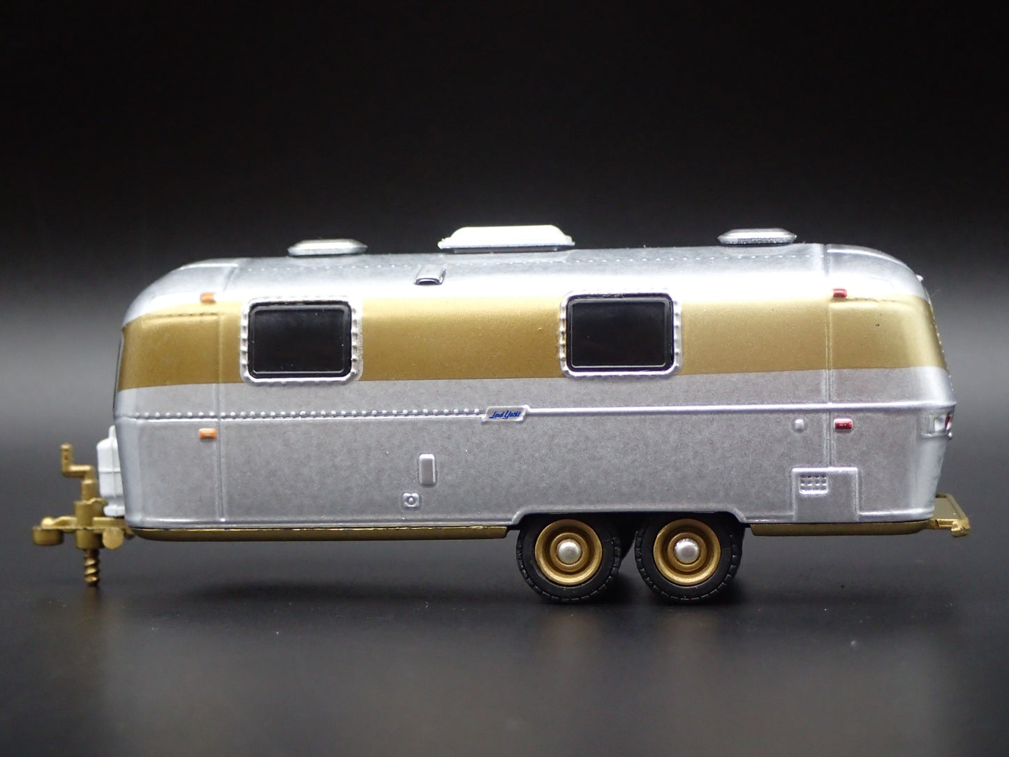 1972 AIRSTREAM LAND YACHT DOUBLE AXLE TRAILER CAMPER  1:64 DIORAMA DIECAST MODEL