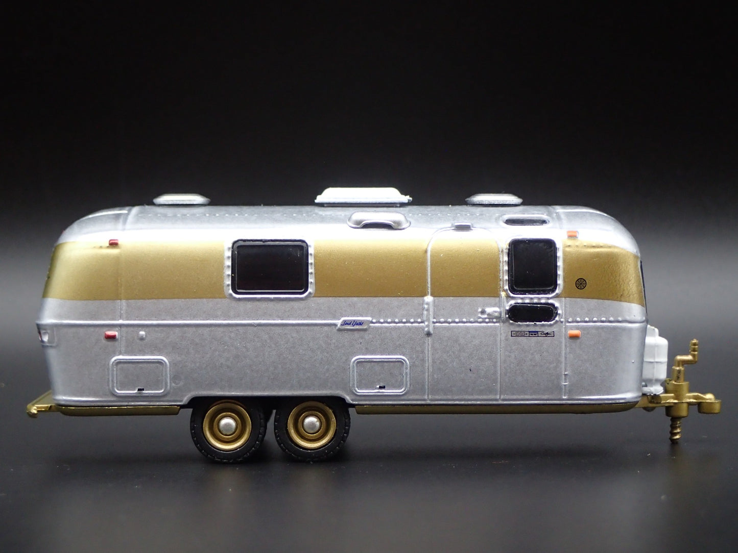 1972 AIRSTREAM LAND YACHT DOUBLE AXLE TRAILER CAMPER  1:64 DIORAMA DIECAST MODEL