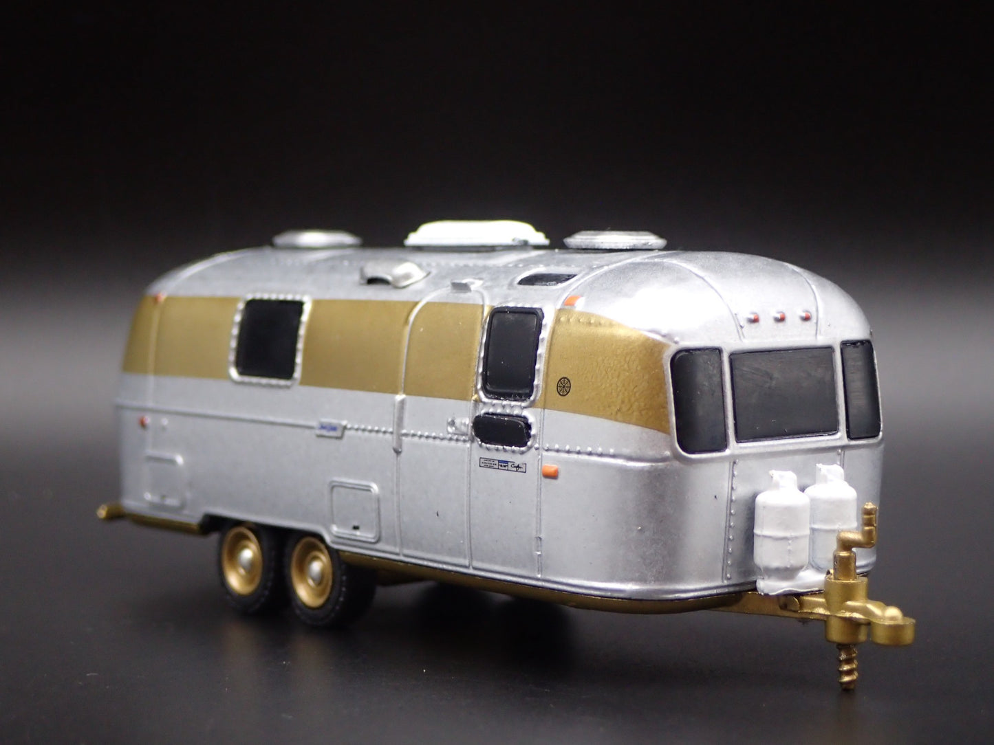 1972 AIRSTREAM LAND YACHT DOUBLE AXLE TRAILER CAMPER  1:64 DIORAMA DIECAST MODEL