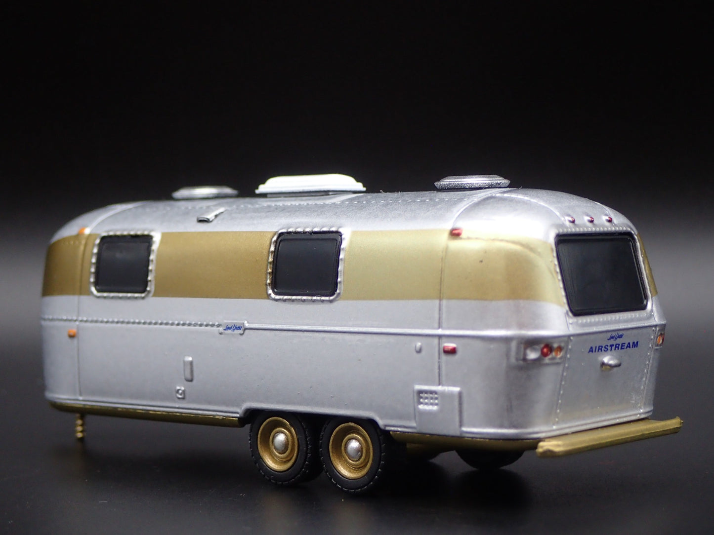 1972 AIRSTREAM LAND YACHT DOUBLE AXLE TRAILER CAMPER  1:64 DIORAMA DIECAST MODEL