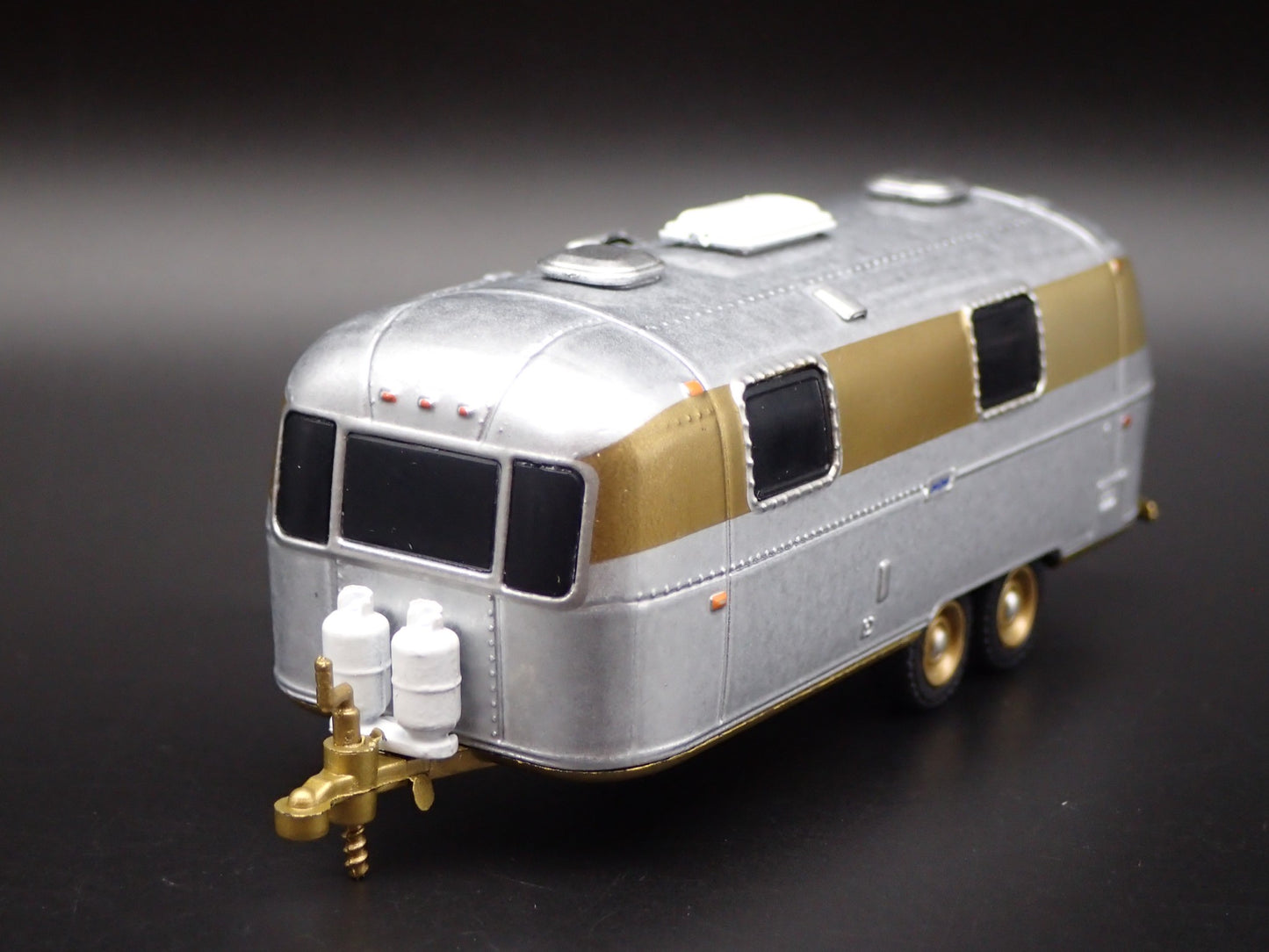 1972 AIRSTREAM LAND YACHT DOUBLE AXLE TRAILER CAMPER  1:64 DIORAMA DIECAST MODEL