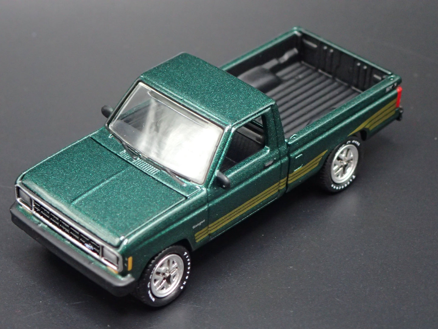 1987 87 FORD RANGER STX PICKUP TRUCK GREEN 1:64 SCALE DIORAMA DIECAST MODEL CAR
