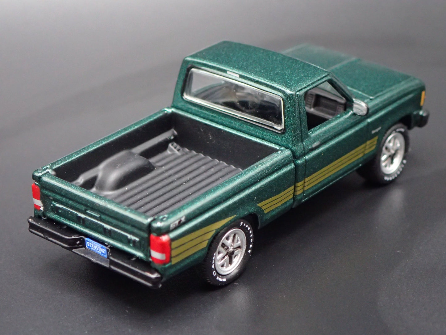 1987 87 FORD RANGER STX PICKUP TRUCK GREEN 1:64 SCALE DIORAMA DIECAST MODEL CAR