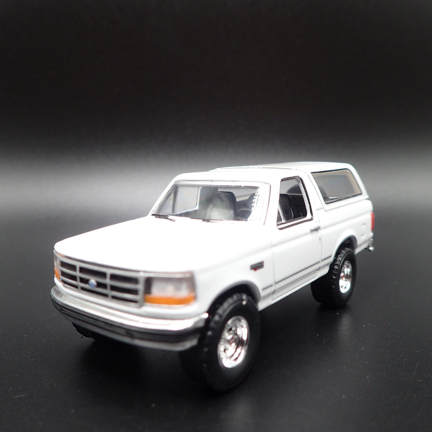 1993 93 FORD BRONCO XLT WHITE 1:64 SCALE COLLECTIBLE DIORAMA DIECAST MODEL CAR