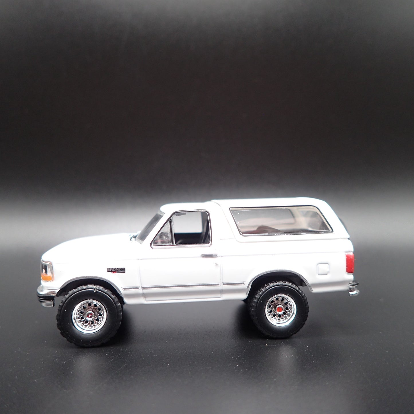1993 93 FORD BRONCO XLT WHITE 1:64 SCALE COLLECTIBLE DIORAMA DIECAST MODEL CAR