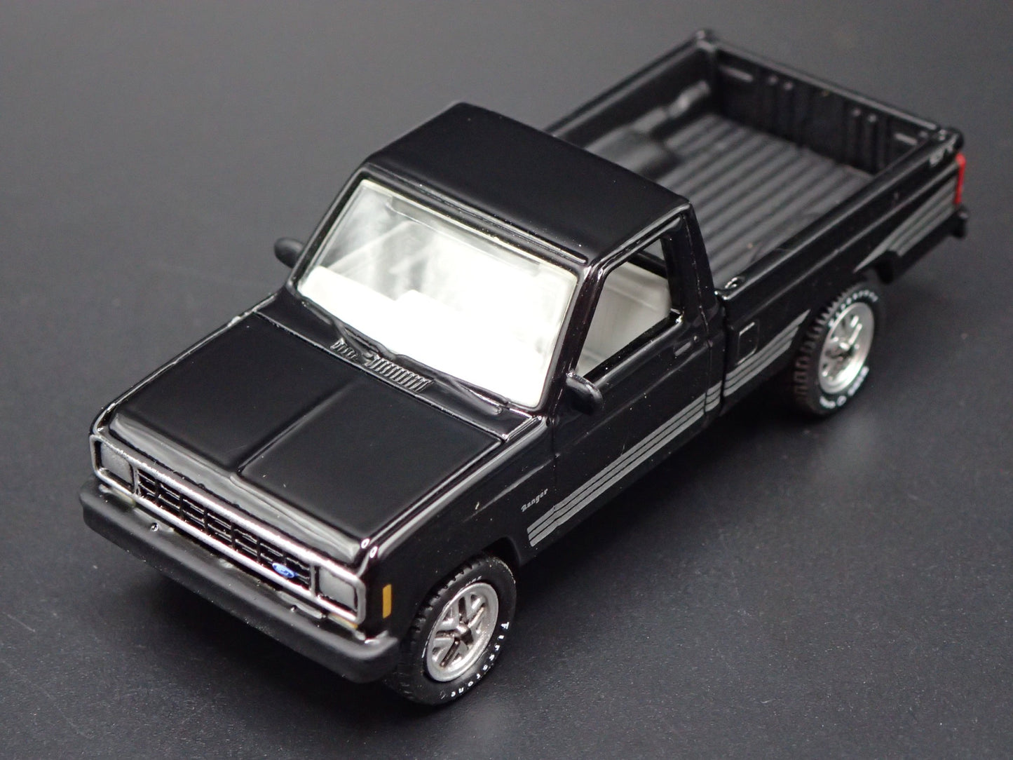 1987 87 FORD RANGER STX PICKUP TRUCK BLACK 1:64 SCALE DIORAMA DIECAST MODEL CAR