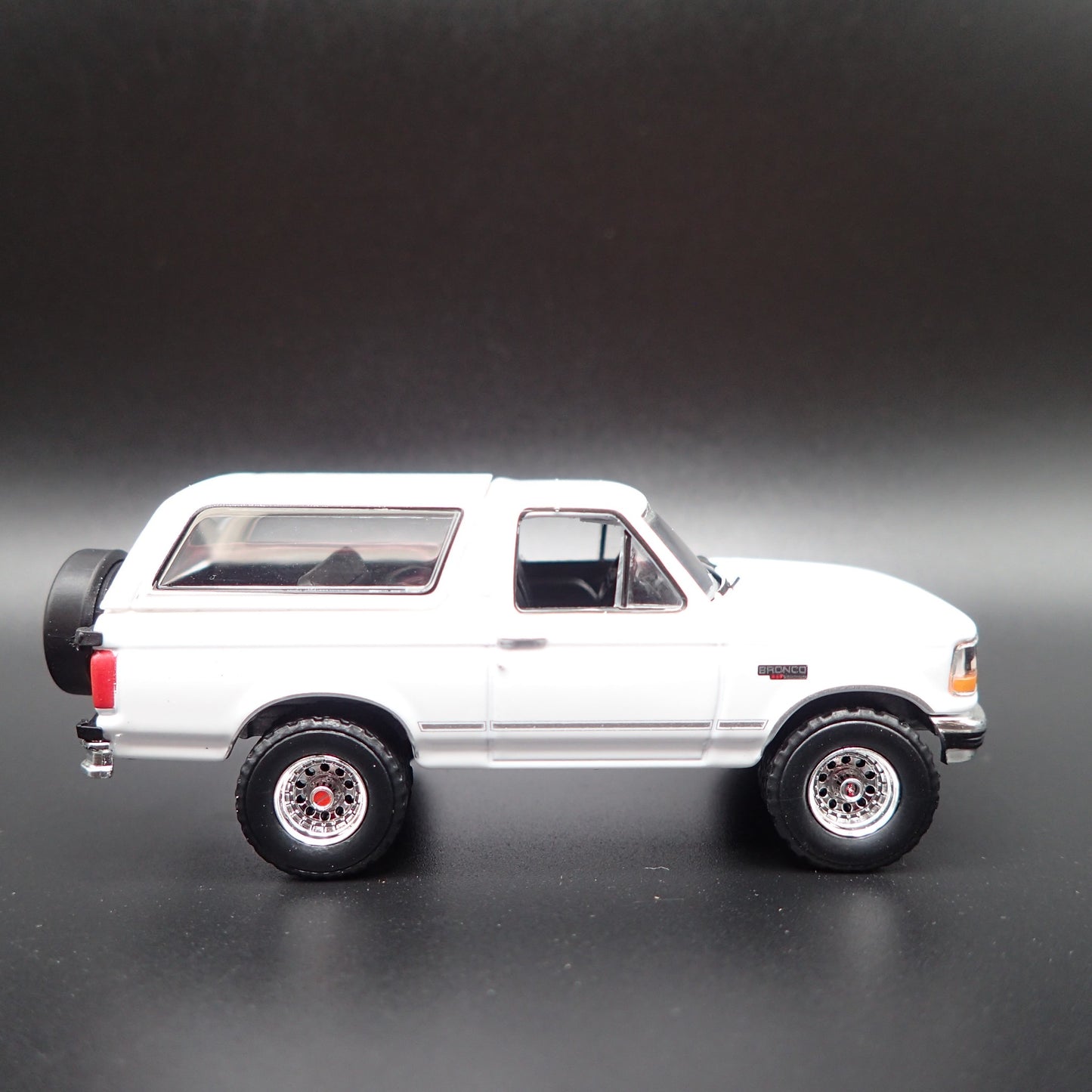 1993 93 FORD BRONCO XLT WHITE 1:64 SCALE COLLECTIBLE DIORAMA DIECAST MODEL CAR