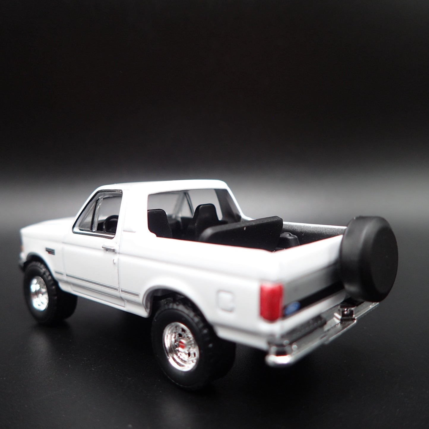 1993 93 FORD BRONCO XLT WHITE 1:64 SCALE COLLECTIBLE DIORAMA DIECAST MODEL CAR