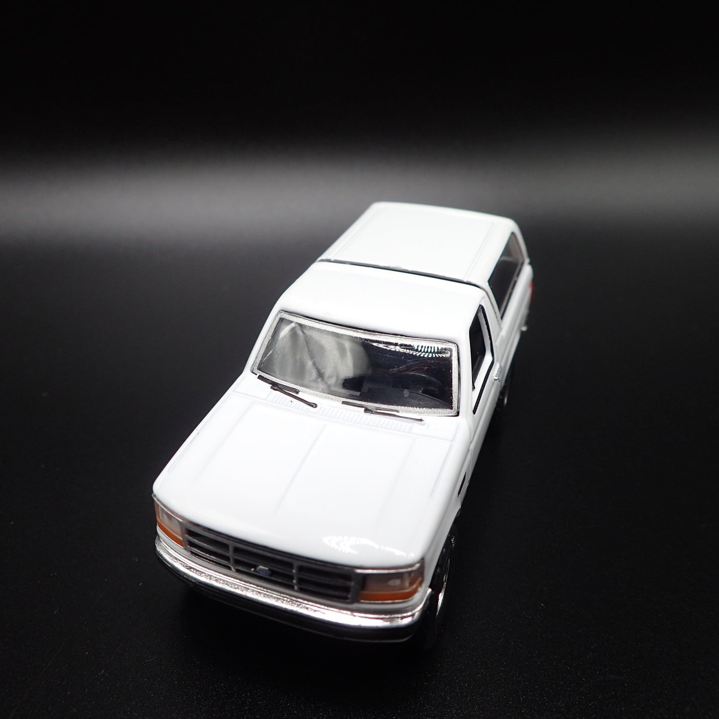 1993 93 FORD BRONCO XLT WHITE 1:64 SCALE COLLECTIBLE DIORAMA DIECAST MODEL CAR