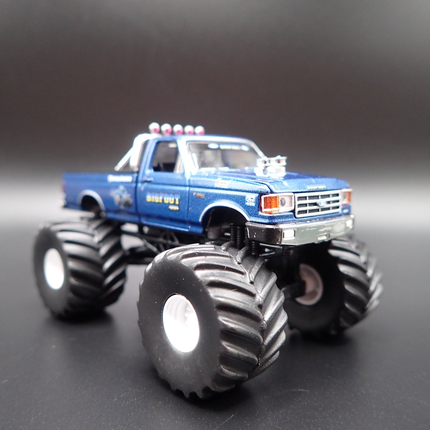 BIGFOOT #3 MONSTER TRUCK 1987 FORD F250 1/64 SCALE COLLECTIBLE DIECAST MODEL CAR
