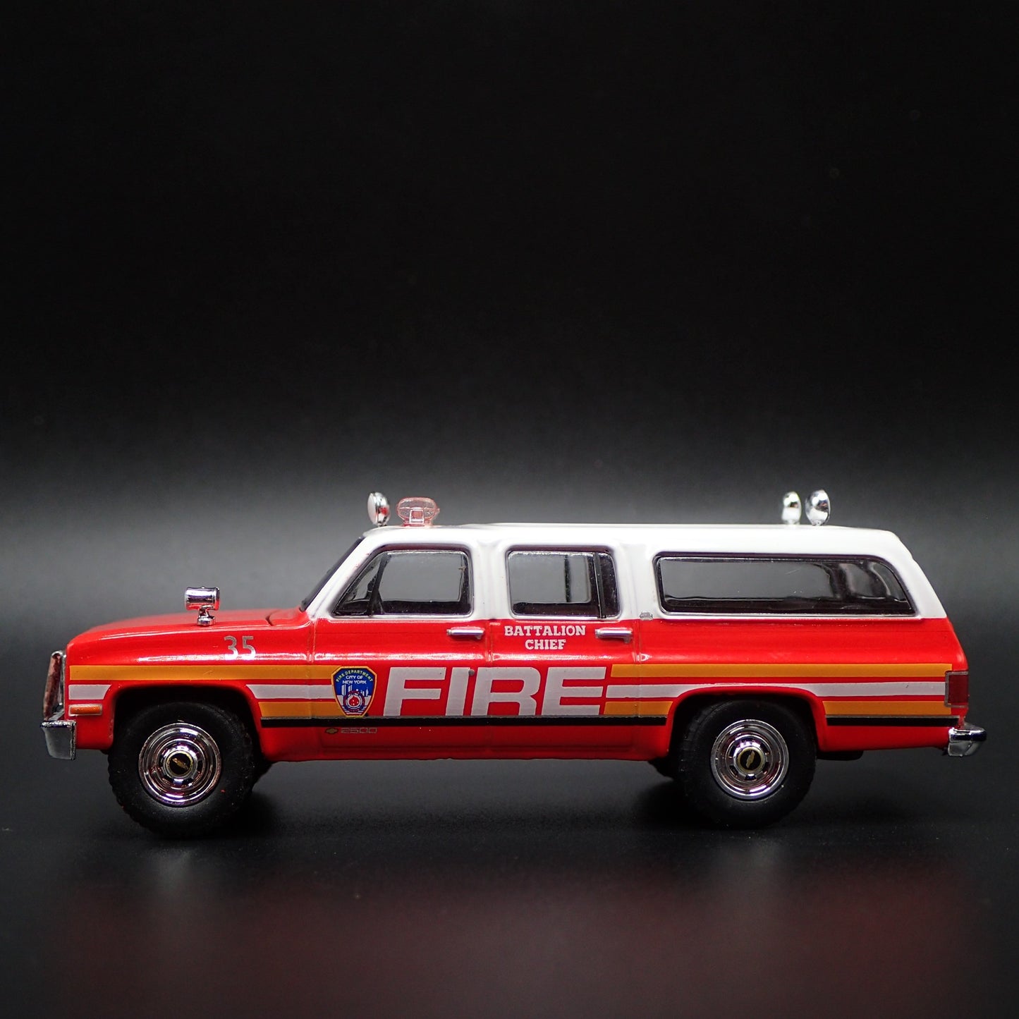 1991 CHEVY CHEVROLET SUBURBAN FDNY FIRE DEPATMENT 1:64 SCALE DIECAST MODEL CAR