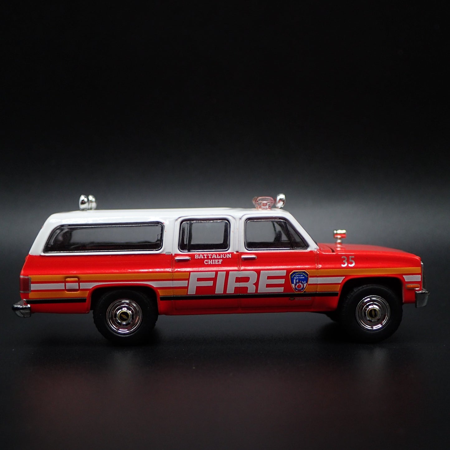 1991 CHEVY CHEVROLET SUBURBAN FDNY FIRE DEPATMENT 1:64 SCALE DIECAST MODEL CAR
