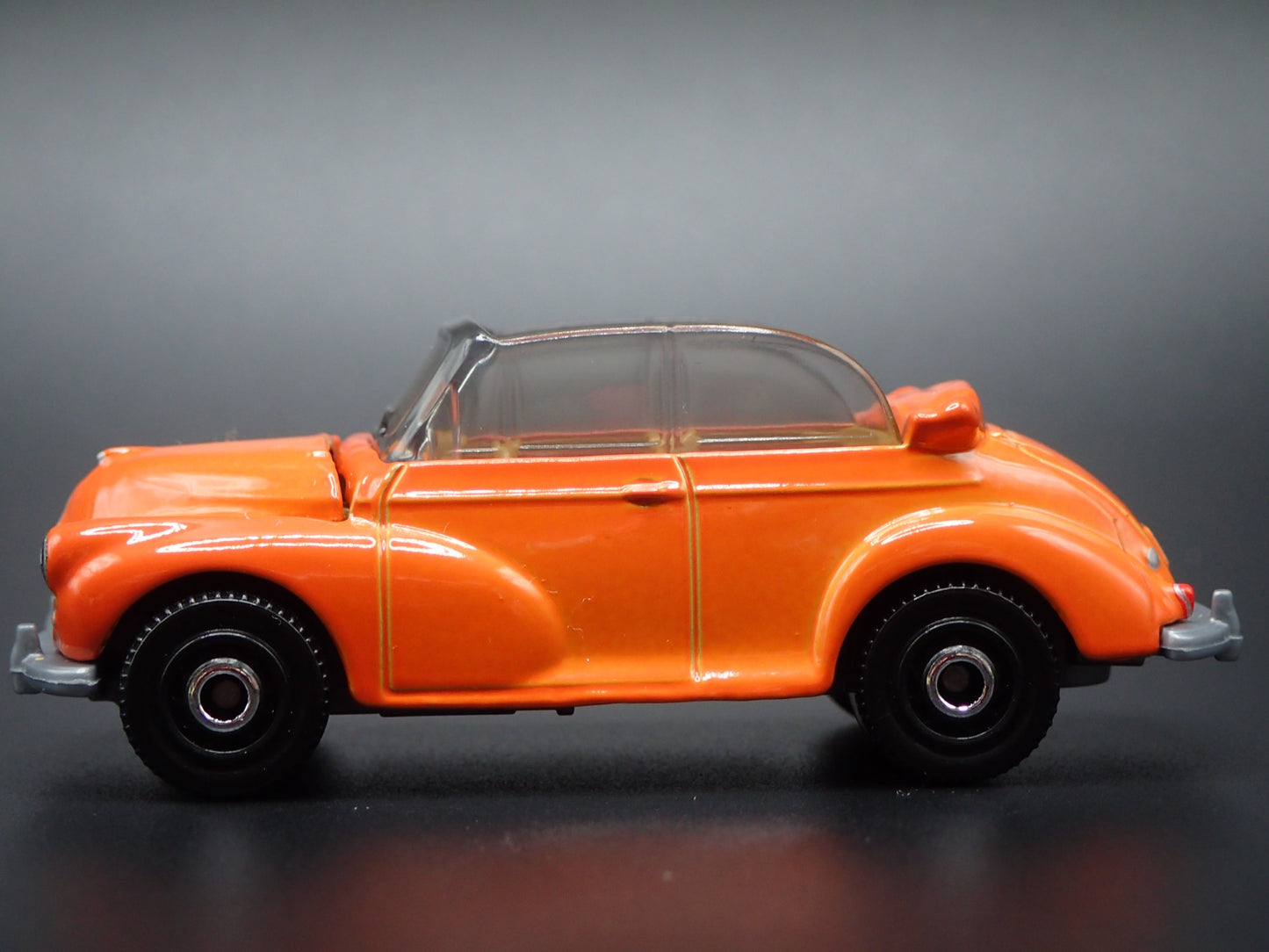 MORRIS MINOR SALOON CONVERTIBLE 2 TWO DOOR 1:64 SCALE DIORAMA DIECAST MODEL CAR