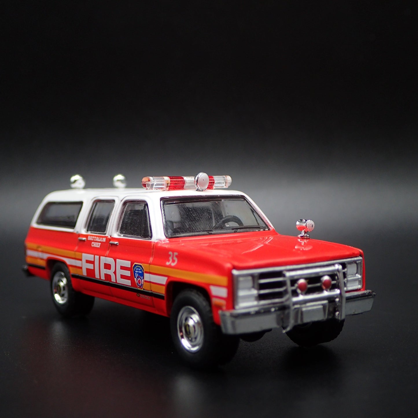 1991 CHEVY CHEVROLET SUBURBAN FDNY FIRE DEPATMENT 1:64 SCALE DIECAST MODEL CAR