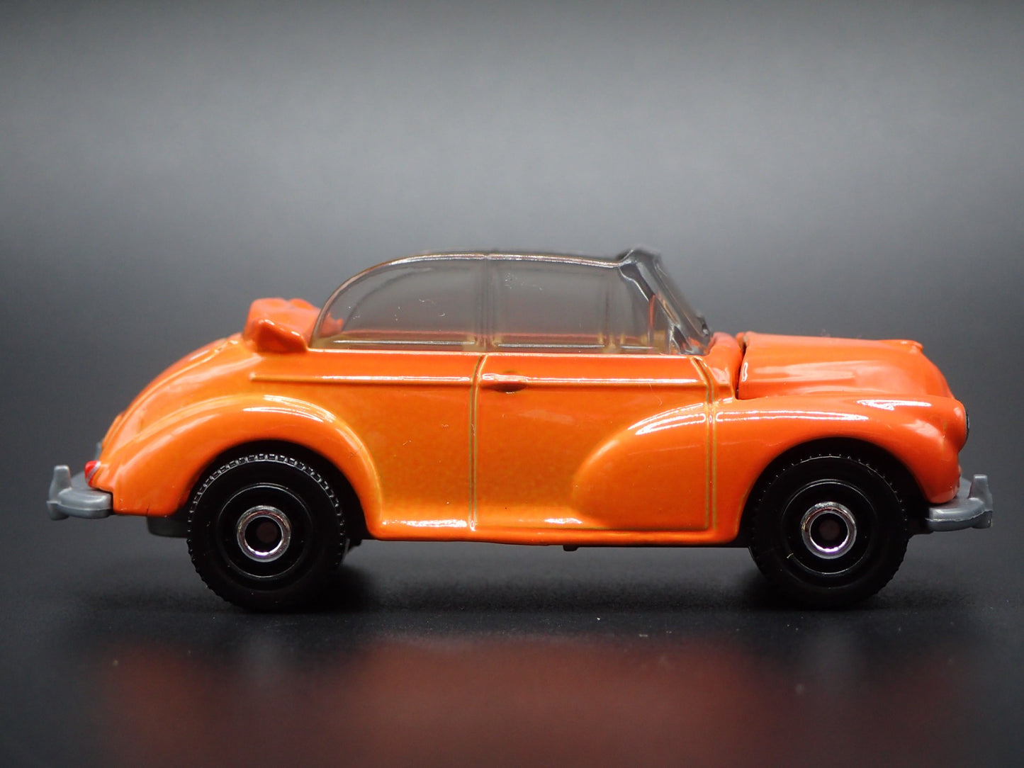 MORRIS MINOR SALOON CONVERTIBLE 2 TWO DOOR 1:64 SCALE DIORAMA DIECAST MODEL CAR