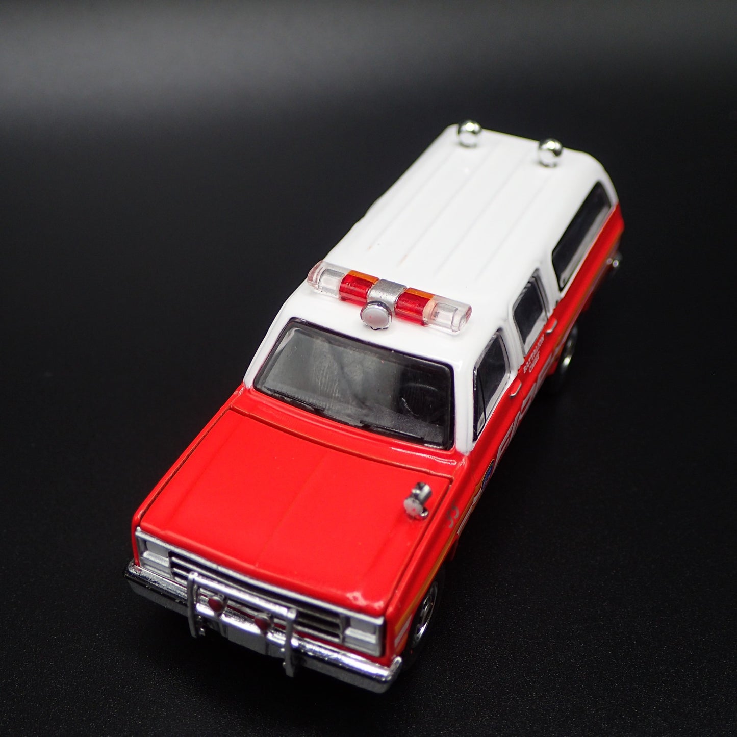 1991 CHEVY CHEVROLET SUBURBAN FDNY FIRE DEPATMENT 1:64 SCALE DIECAST MODEL CAR