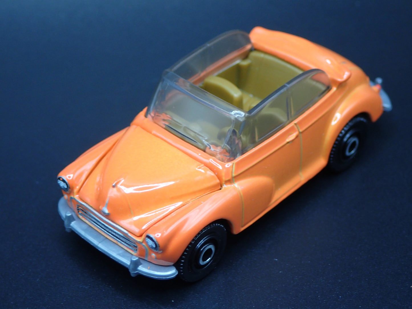 MORRIS MINOR SALOON CONVERTIBLE 2 TWO DOOR 1:64 SCALE DIORAMA DIECAST MODEL CAR