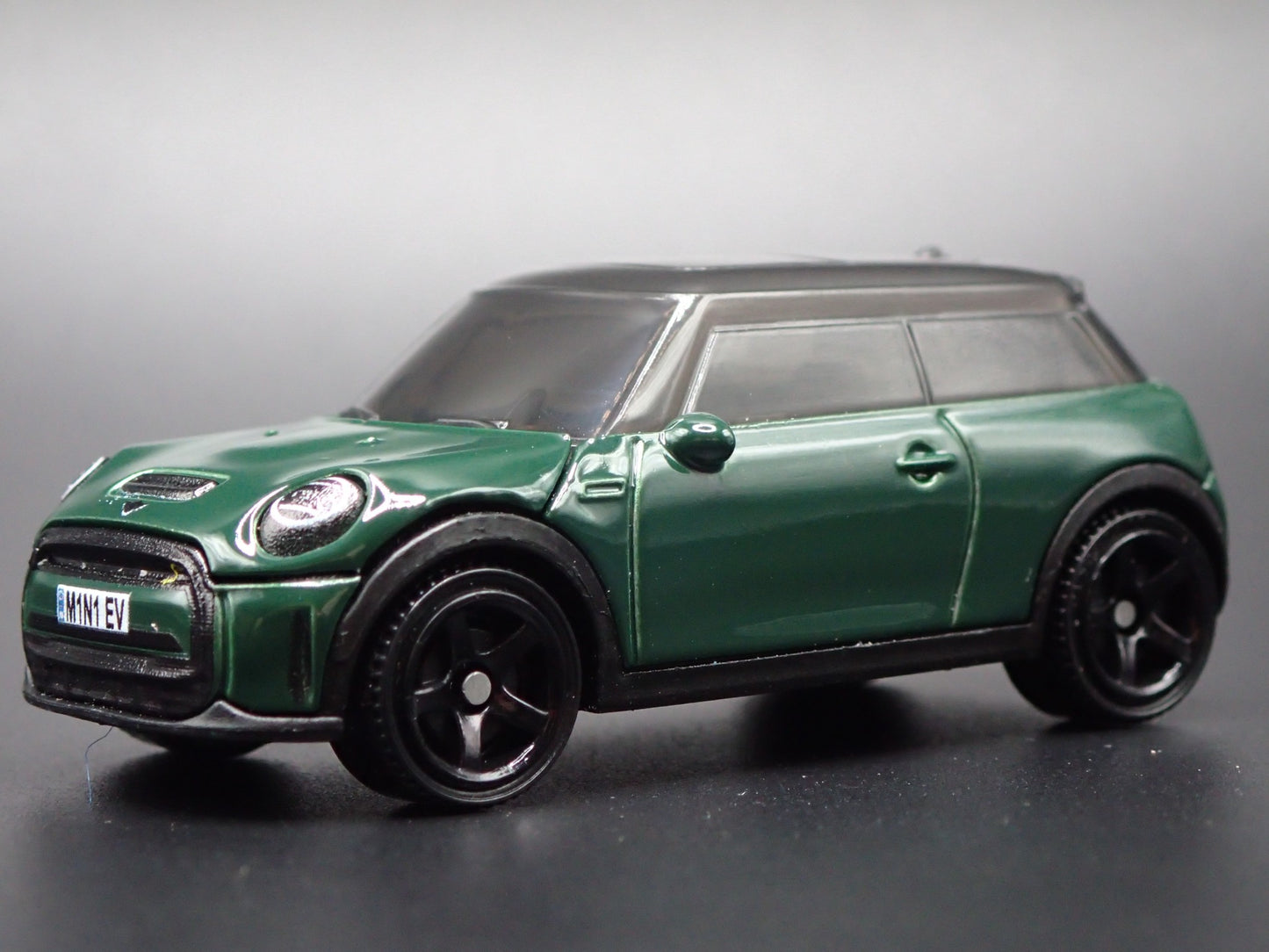 2020 - 2024 MINI COOPER SE EV GREEN 1:64 SCALE DIORAMA DIECAST MODEL CAR