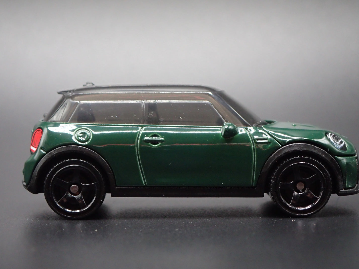 2020 - 2024 MINI COOPER SE EV GREEN 1:64 SCALE DIORAMA DIECAST MODEL CAR