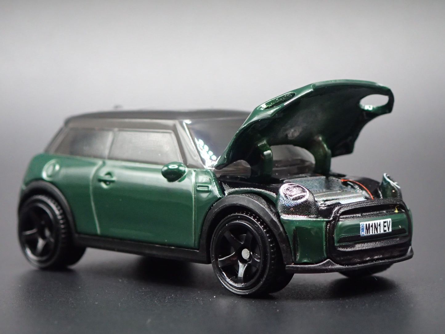 2020 - 2024 MINI COOPER SE EV GREEN 1:64 SCALE DIORAMA DIECAST MODEL CAR
