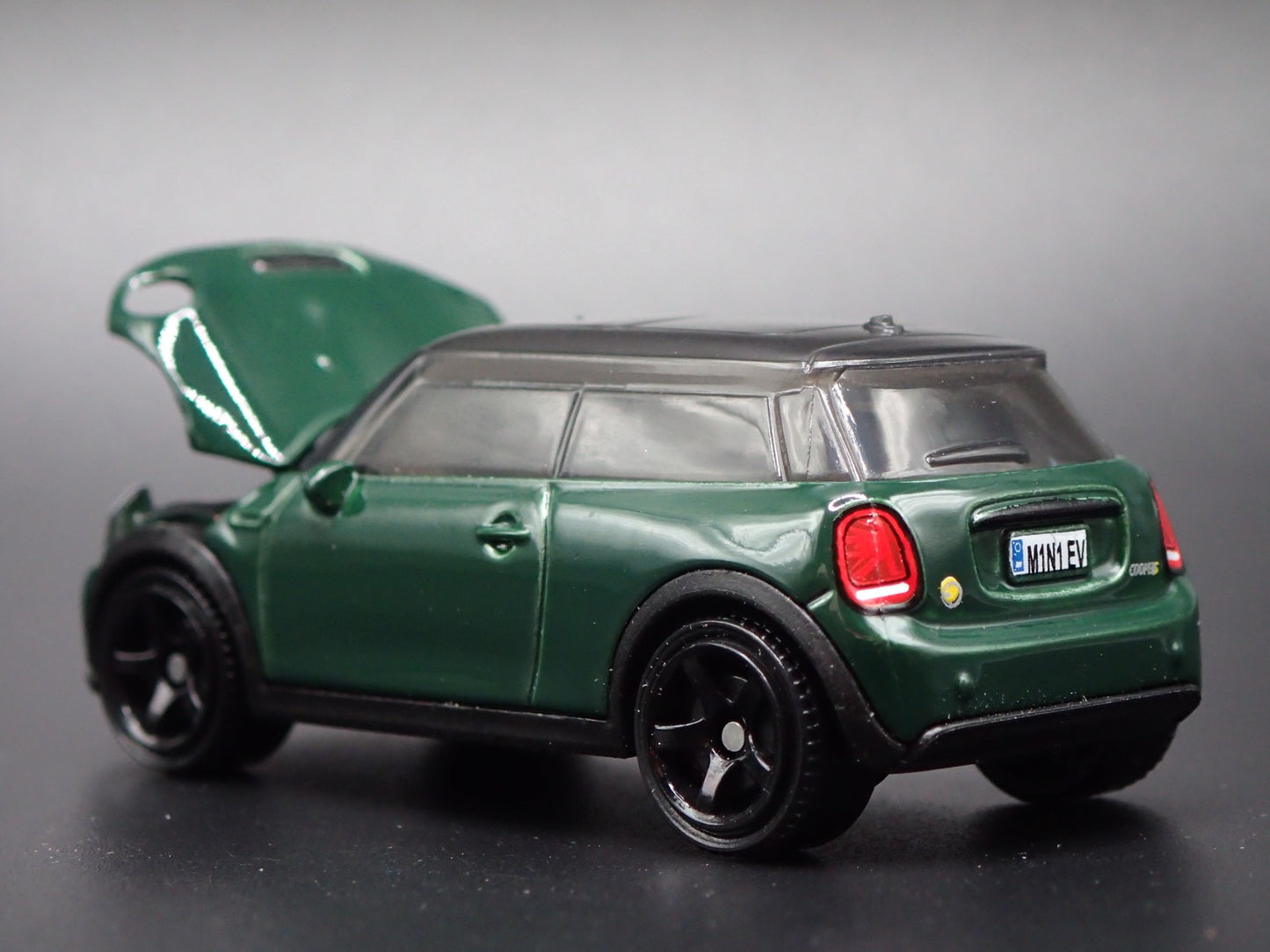 2020 - 2024 MINI COOPER SE EV GREEN 1:64 SCALE DIORAMA DIECAST MODEL CAR