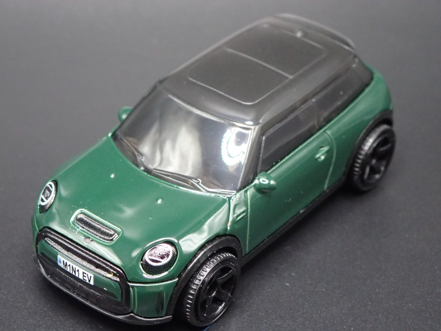 2020 - 2024 MINI COOPER SE EV GREEN 1:64 SCALE DIORAMA DIECAST MODEL CAR