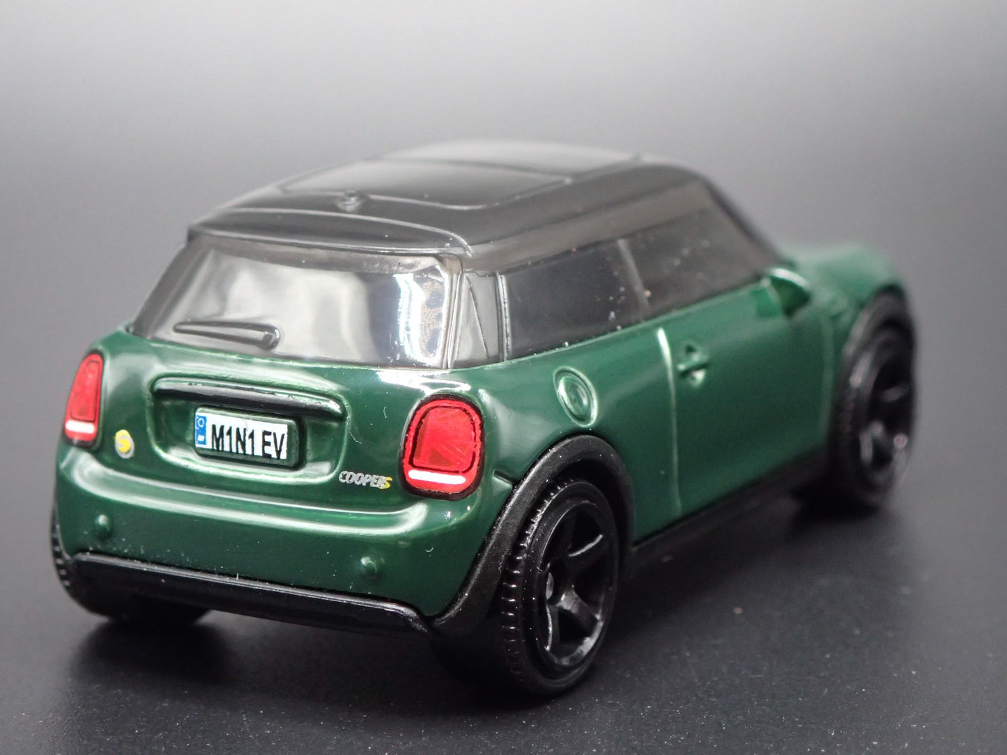 2020 - 2024 MINI COOPER SE EV GREEN 1:64 SCALE DIORAMA DIECAST MODEL CAR