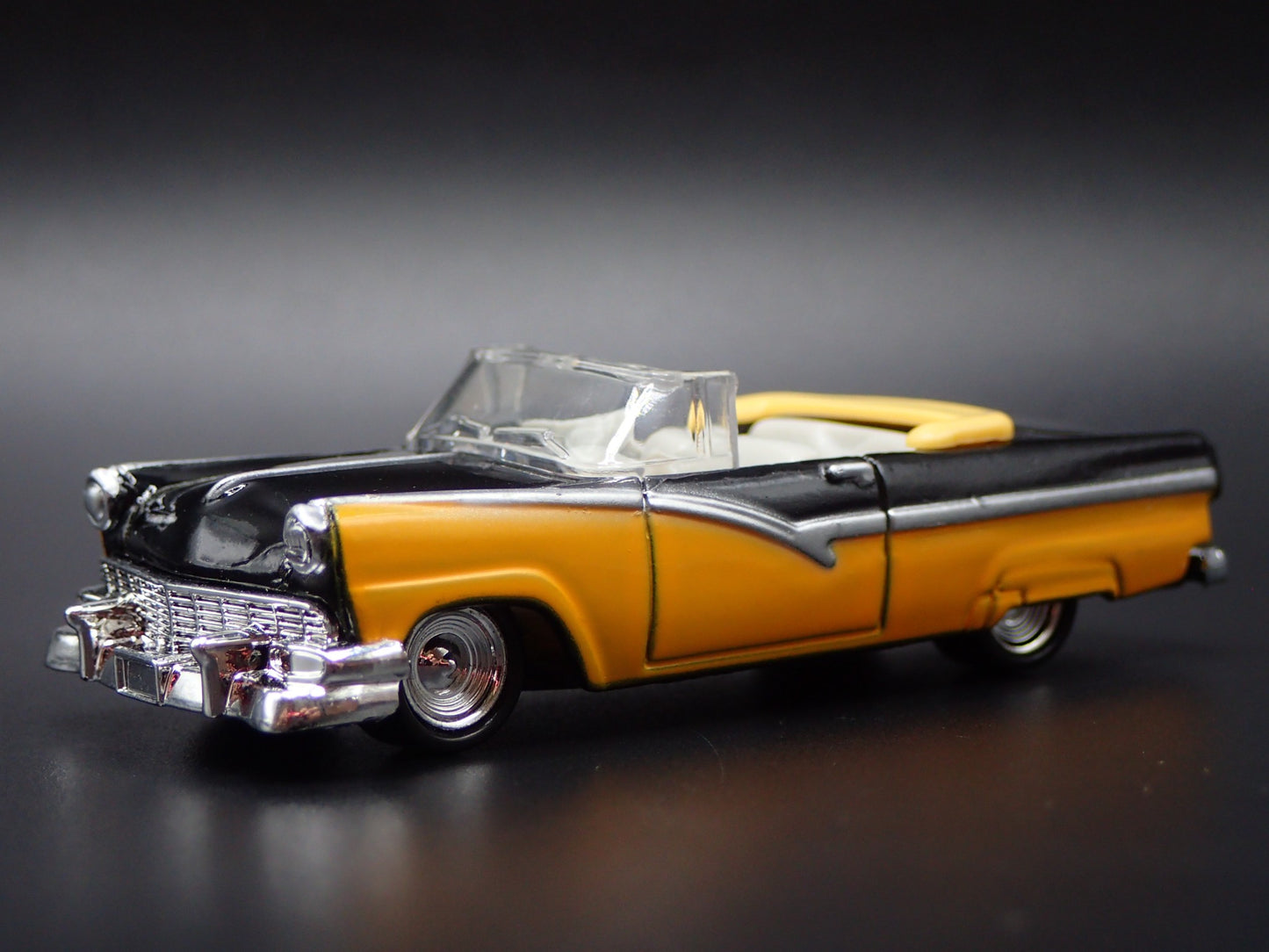 1956 56 FORD FAIRLANE 500 CONVERTIBLE RARE 1:64 SCALE DIORAMA DIECAST MODEL CAR