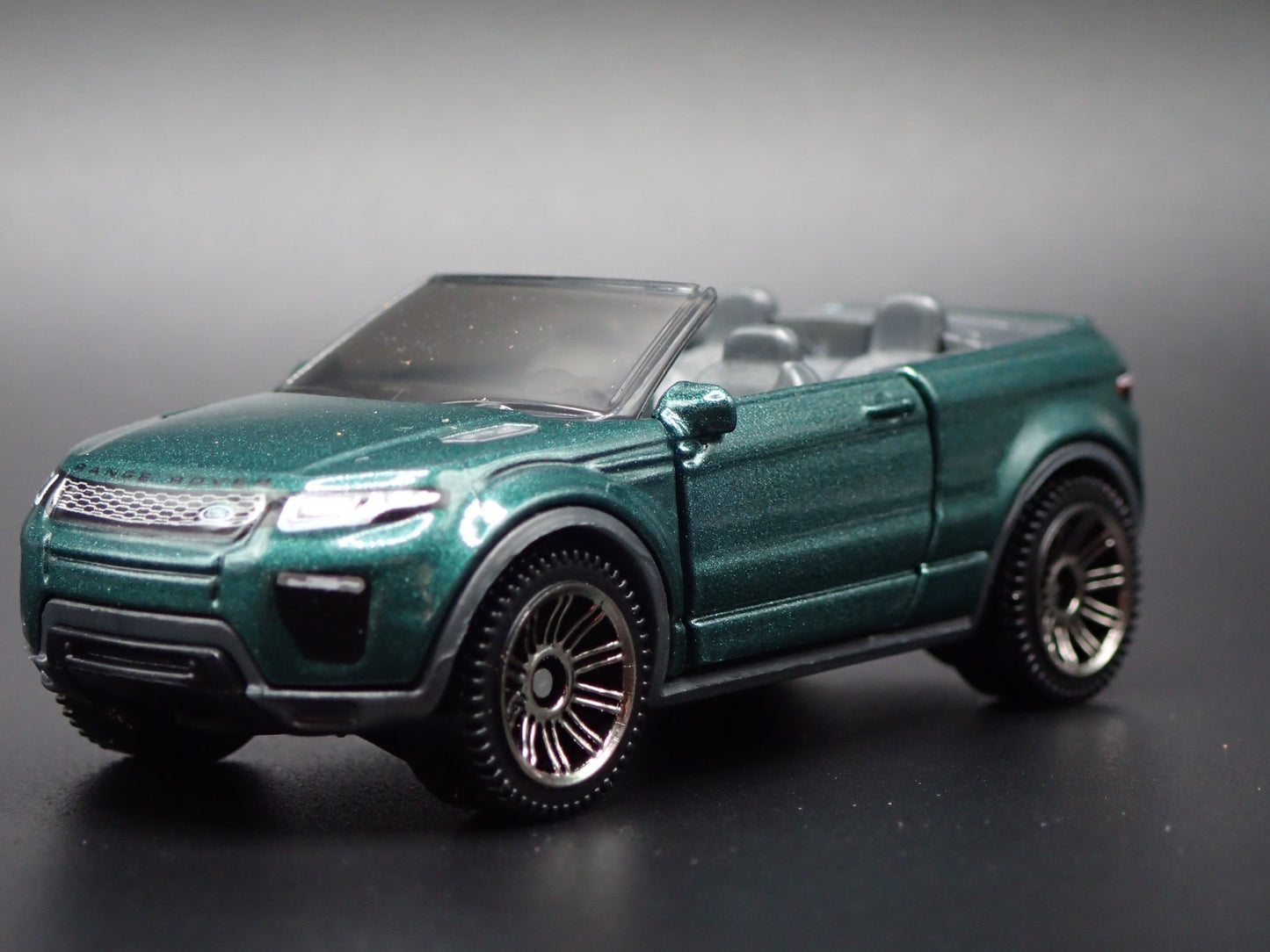 2017-2018 RANGE ROVER EVOQUE CONVERTIBLE 1:64 SCALE DIORAMA DIECAST MODEL CAR