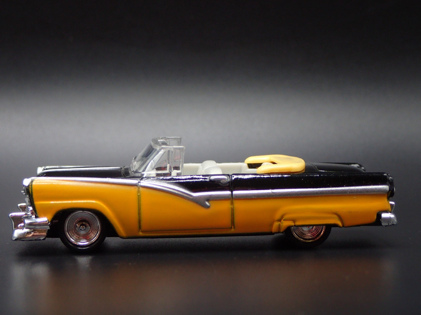1956 56 FORD FAIRLANE 500 CONVERTIBLE RARE 1:64 SCALE DIORAMA DIECAST MODEL CAR
