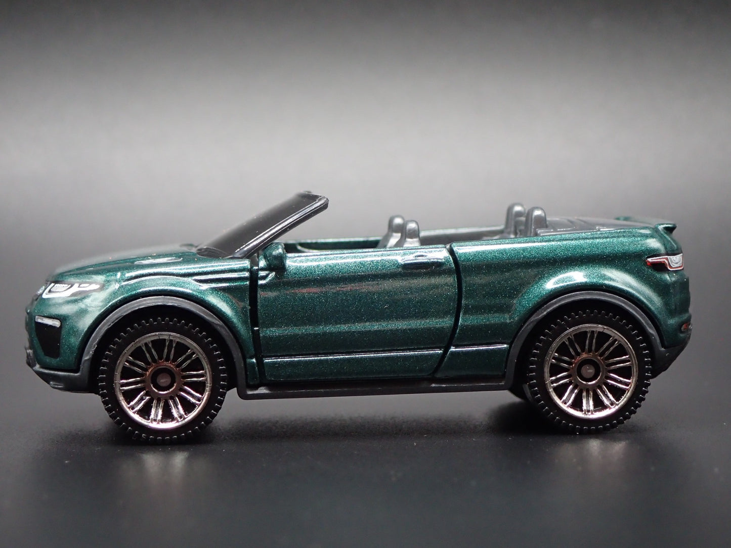 2017-2018 RANGE ROVER EVOQUE CONVERTIBLE 1:64 SCALE DIORAMA DIECAST MODEL CAR
