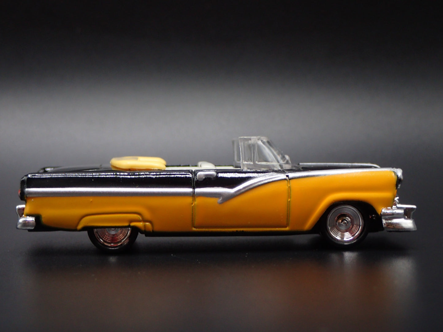1956 56 FORD FAIRLANE 500 CONVERTIBLE RARE 1:64 SCALE DIORAMA DIECAST MODEL CAR