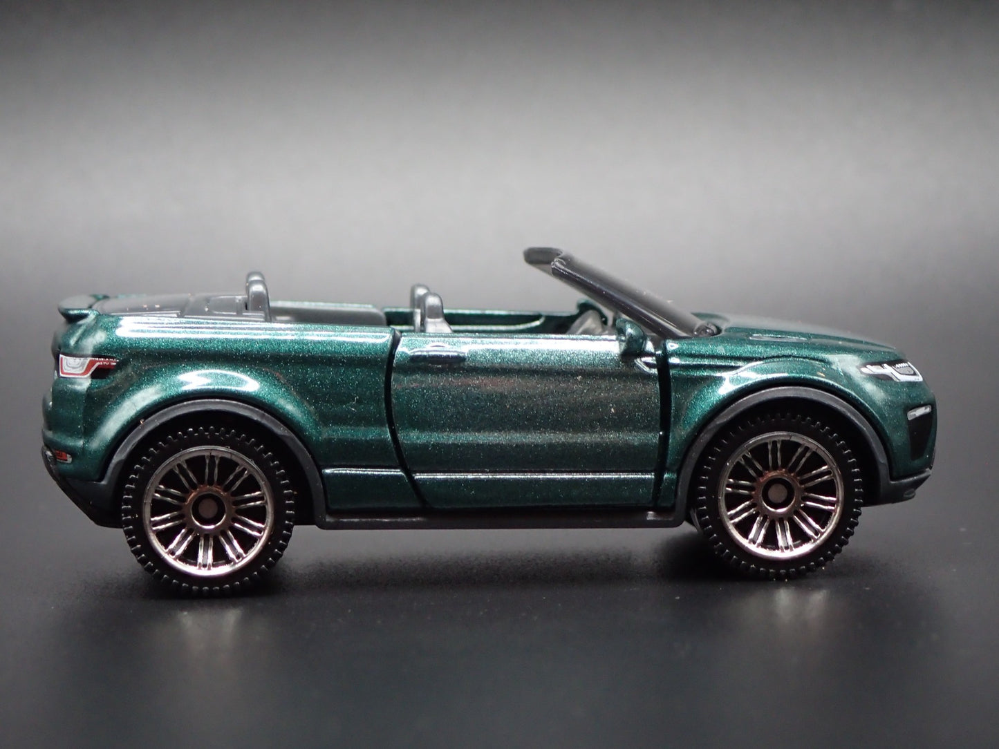2017-2018 RANGE ROVER EVOQUE CONVERTIBLE 1:64 SCALE DIORAMA DIECAST MODEL CAR