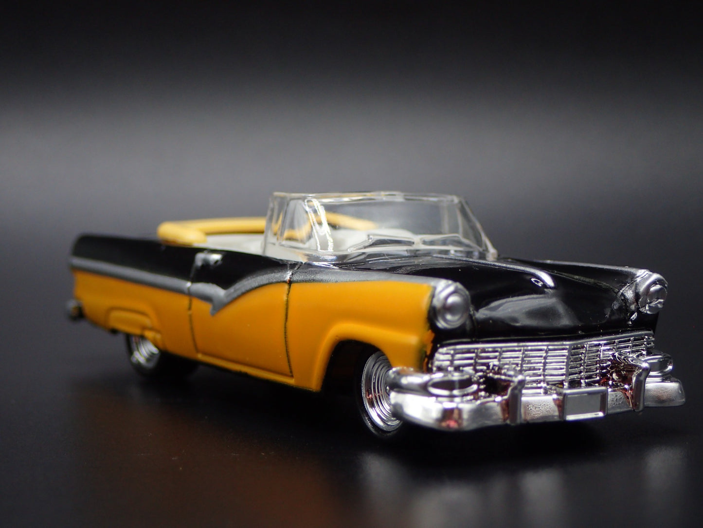 1956 56 FORD FAIRLANE 500 CONVERTIBLE RARE 1:64 SCALE DIORAMA DIECAST MODEL CAR