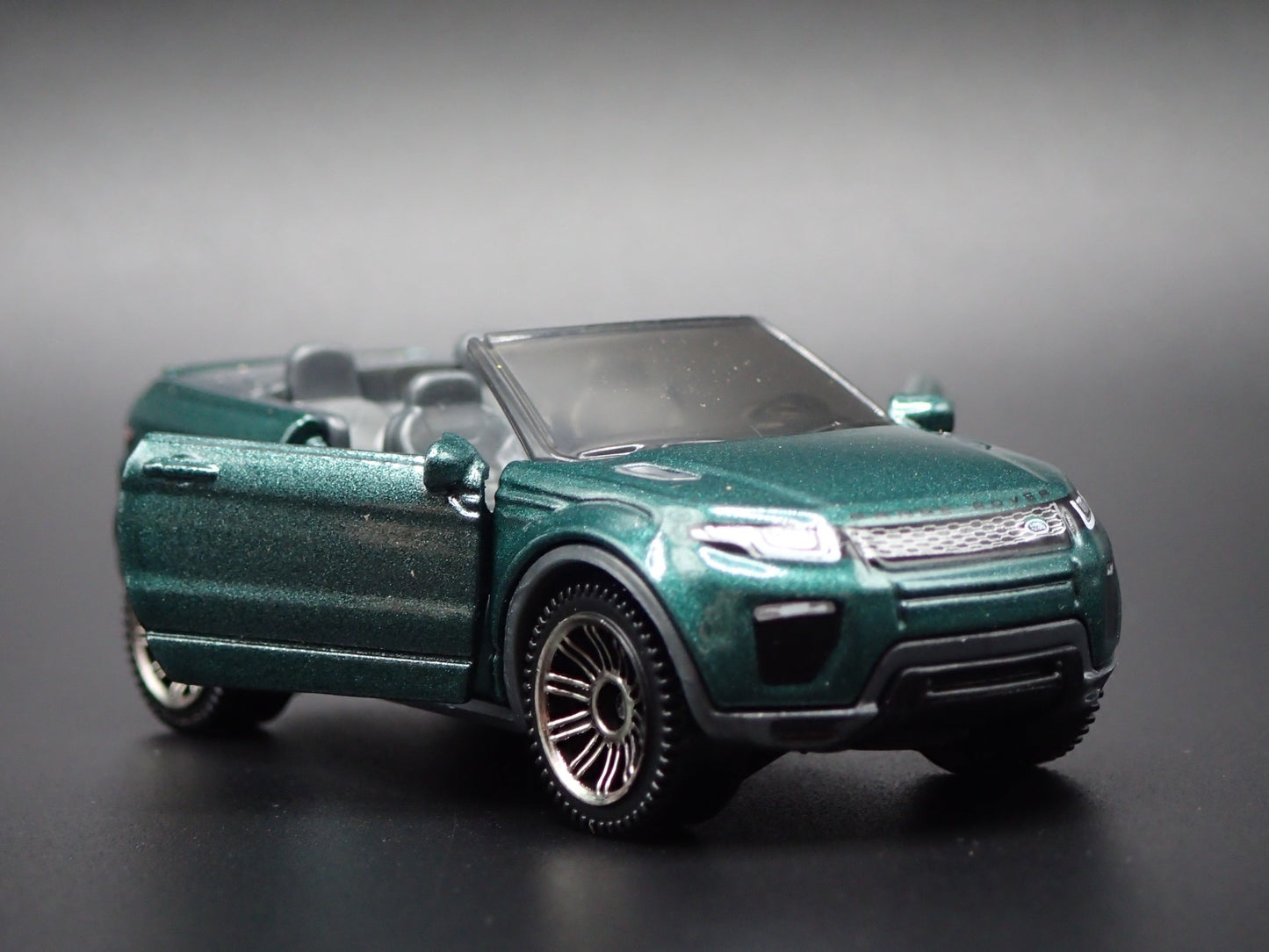 2017-2018 RANGE ROVER EVOQUE CONVERTIBLE 1:64 SCALE DIORAMA DIECAST MODEL CAR