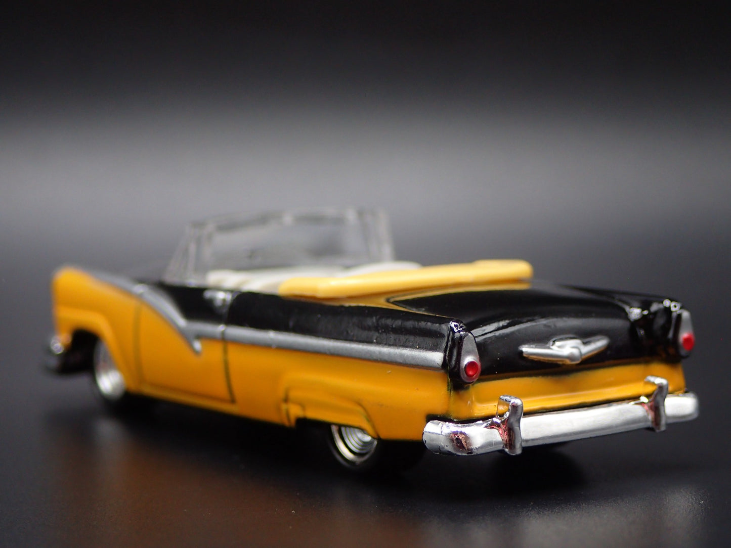 1956 56 FORD FAIRLANE 500 CONVERTIBLE RARE 1:64 SCALE DIORAMA DIECAST MODEL CAR