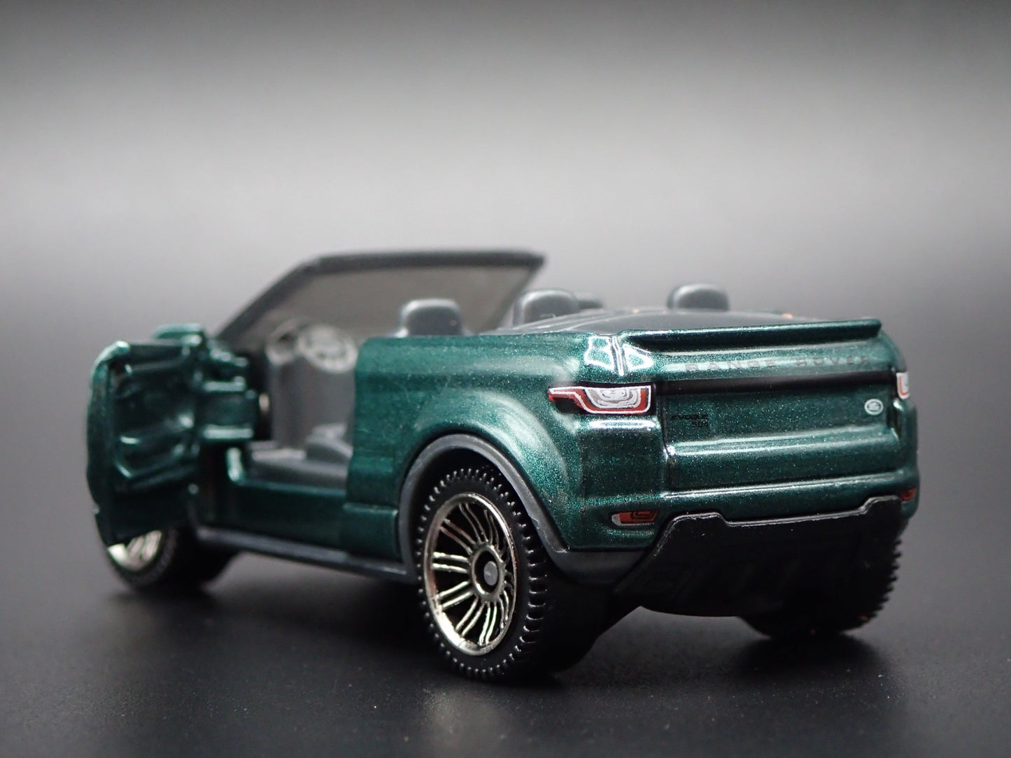 2017-2018 RANGE ROVER EVOQUE CONVERTIBLE 1:64 SCALE DIORAMA DIECAST MODEL CAR