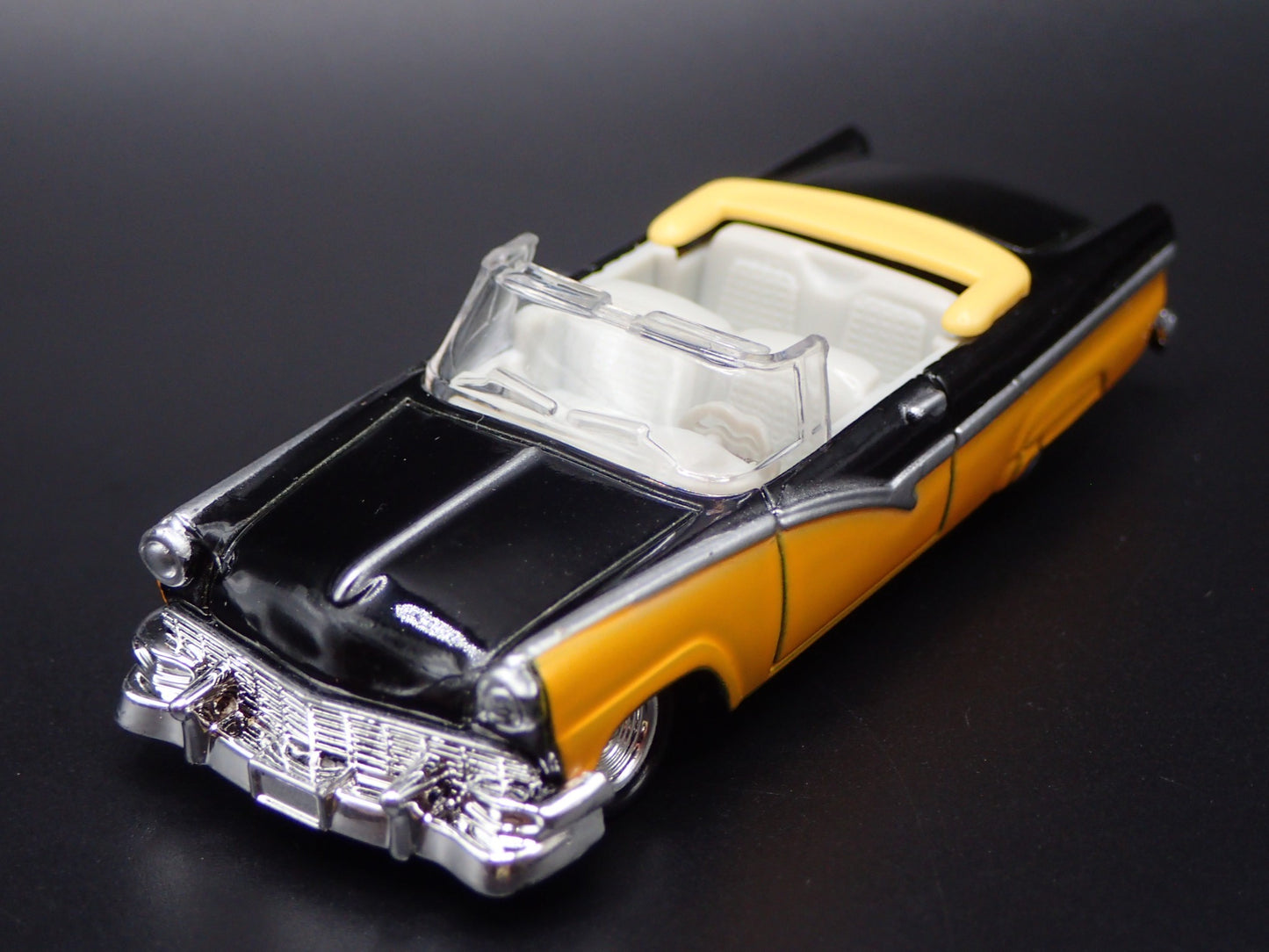 1956 56 FORD FAIRLANE 500 CONVERTIBLE RARE 1:64 SCALE DIORAMA DIECAST MODEL CAR