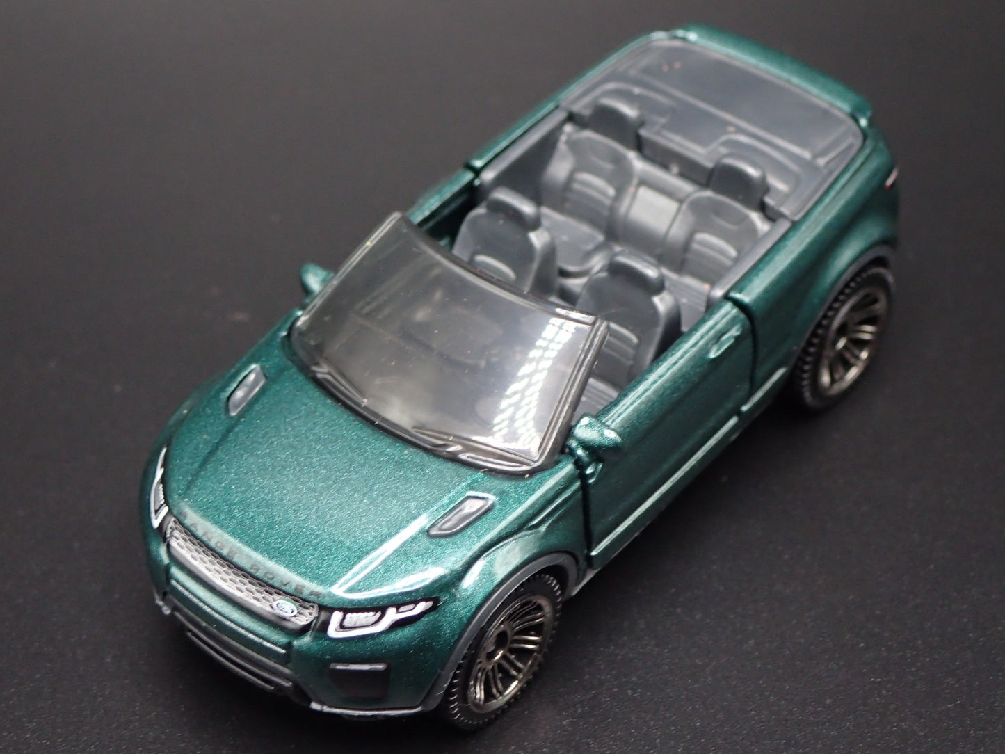 2017-2018 RANGE ROVER EVOQUE CONVERTIBLE 1:64 SCALE DIORAMA DIECAST MODEL CAR