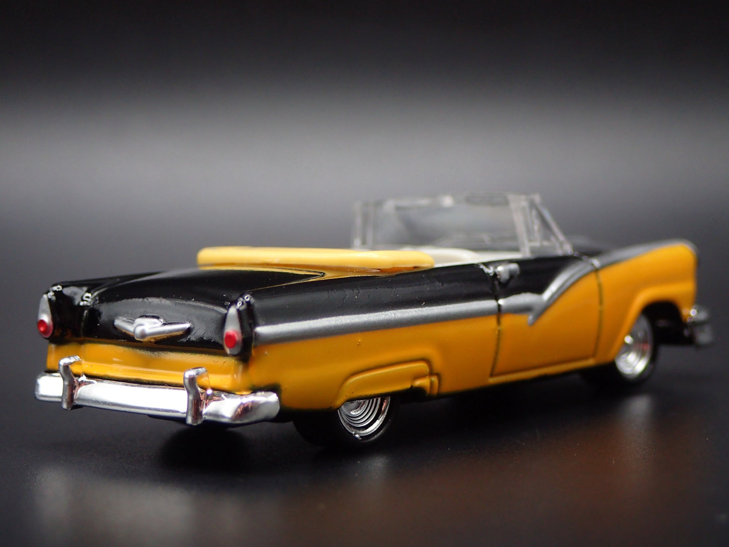 1956 56 FORD FAIRLANE 500 CONVERTIBLE RARE 1:64 SCALE DIORAMA DIECAST MODEL CAR