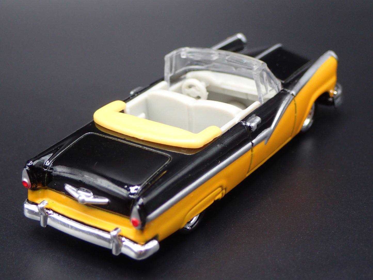 1956 56 FORD FAIRLANE 500 CONVERTIBLE RARE 1:64 SCALE DIORAMA DIECAST MODEL CAR